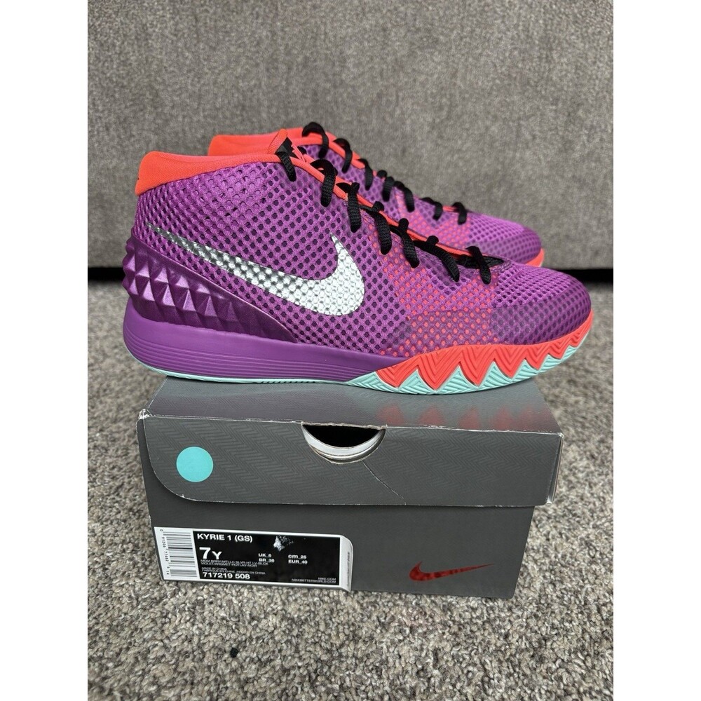 NIKE 2015 KYRIE 1 EASTER PASTEL PURPLE SIZE 7 YOUTH (SIZE 8.5 WOMENS)